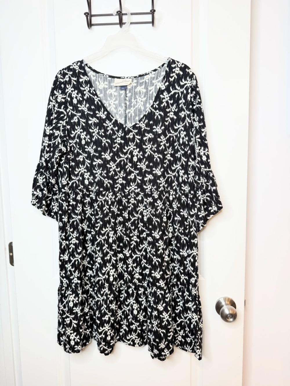 Universal Thread Dress Medium Black White Floral V Neck Tiered Ruffle Sleeve